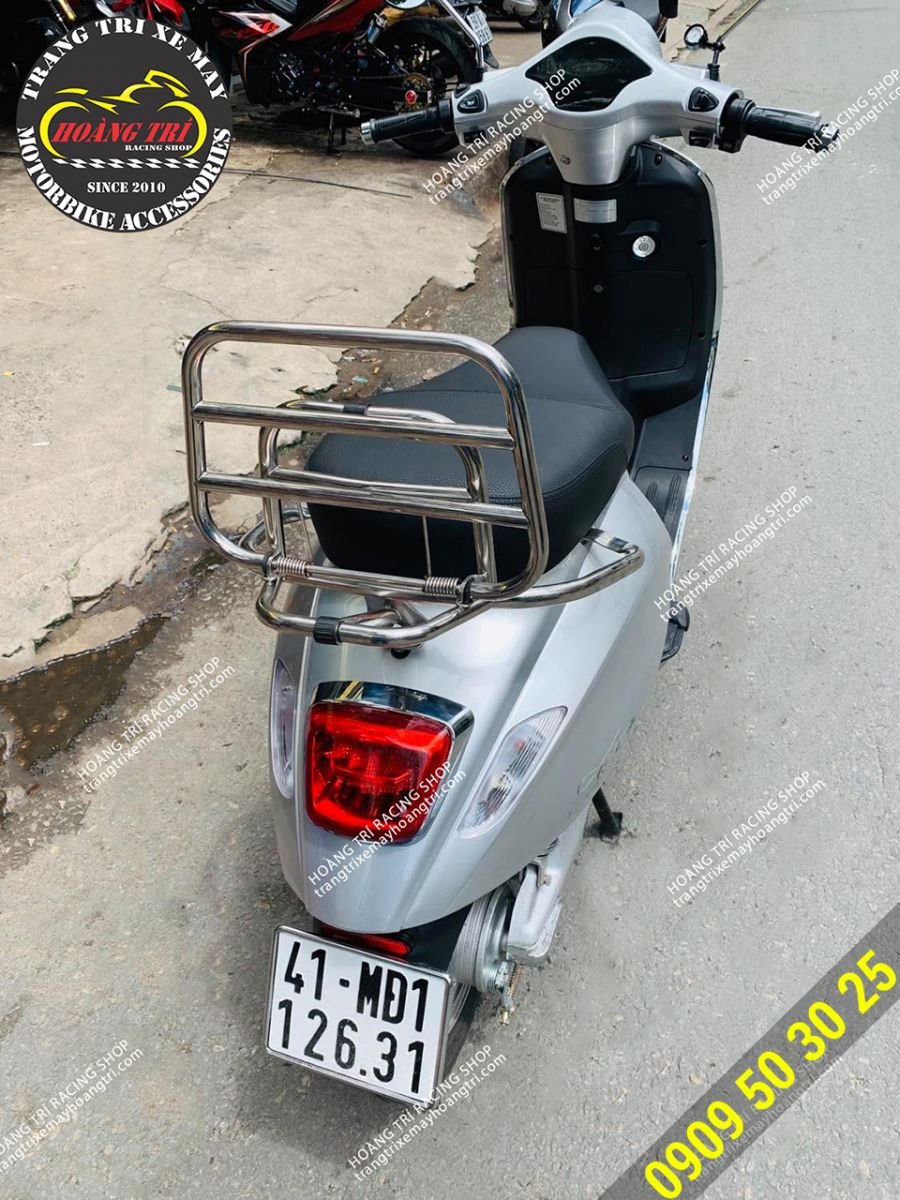 Chiếc Aura 9 màu bạc trang bị baga sau Vespa