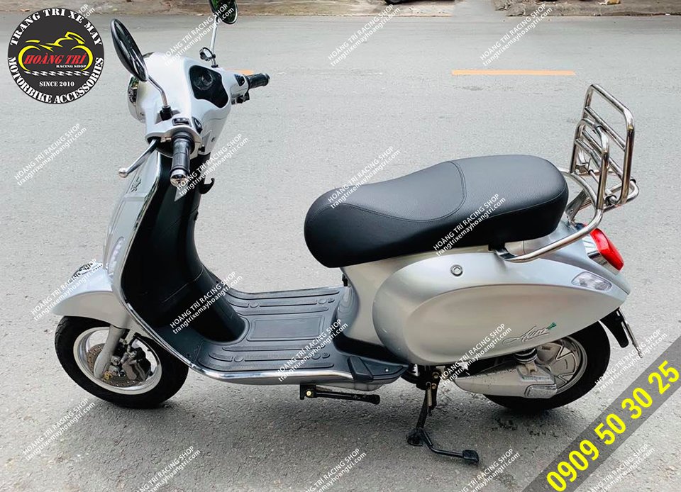 Toàn cảnh chiếc Aura 9 khá nổi bật với baga sau Vespa