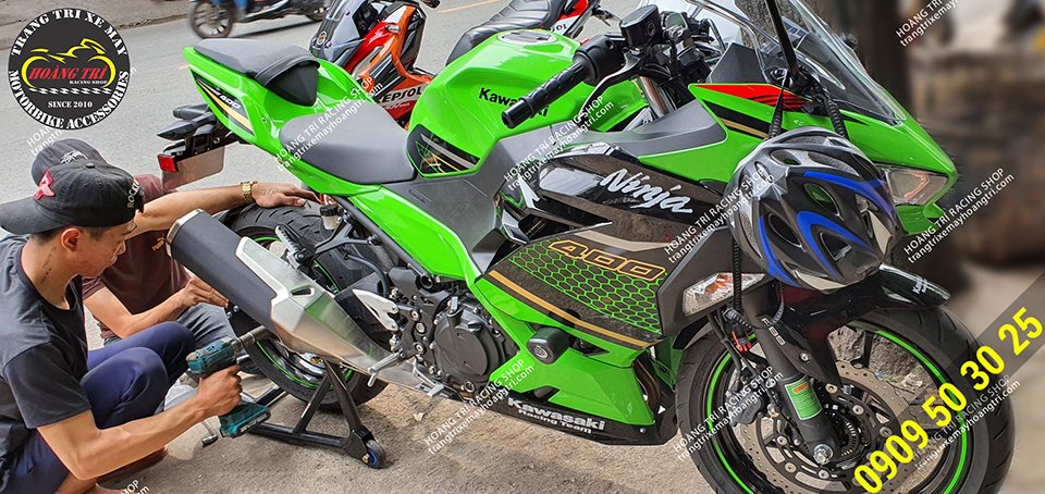 Hoang Tri Shop staff are taking care of the Ninja 400