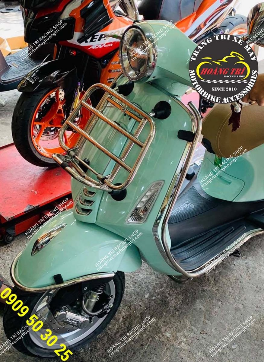 Vespa stainless steel front bag installed on Primavera and sturdy protective frame