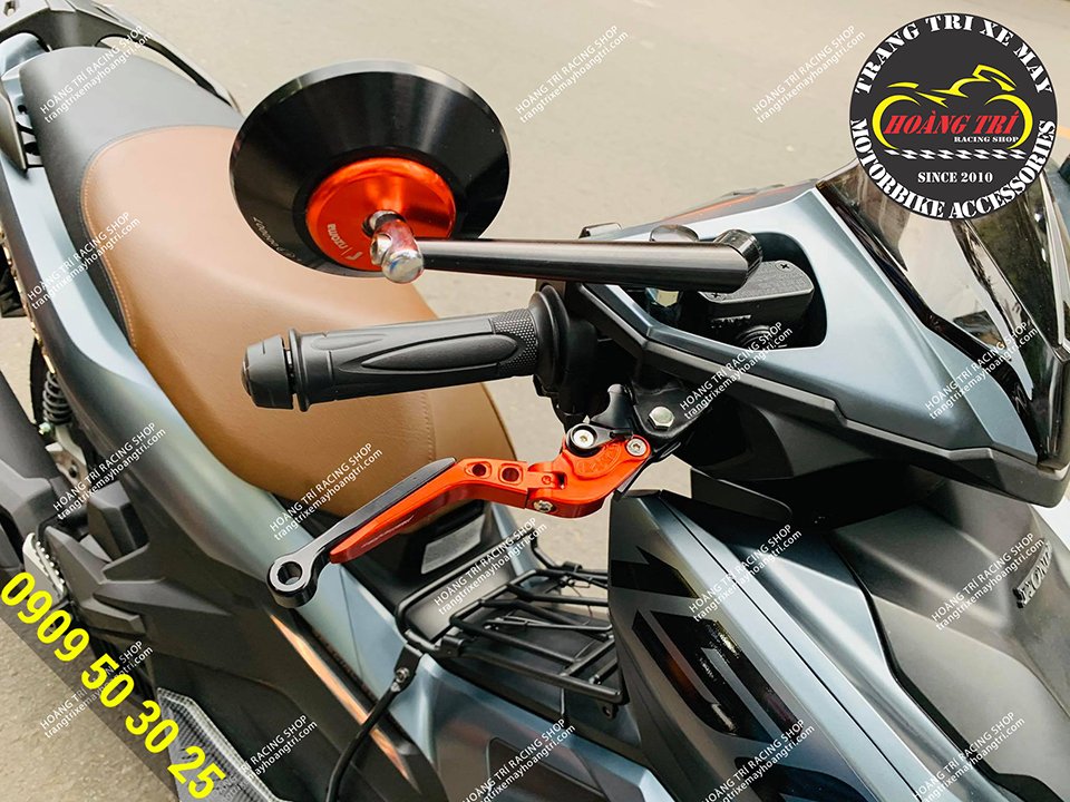 Rizoma Round Glass - beautiful rearview mirror for motorcycles mounted on Airblade 2020 (right)