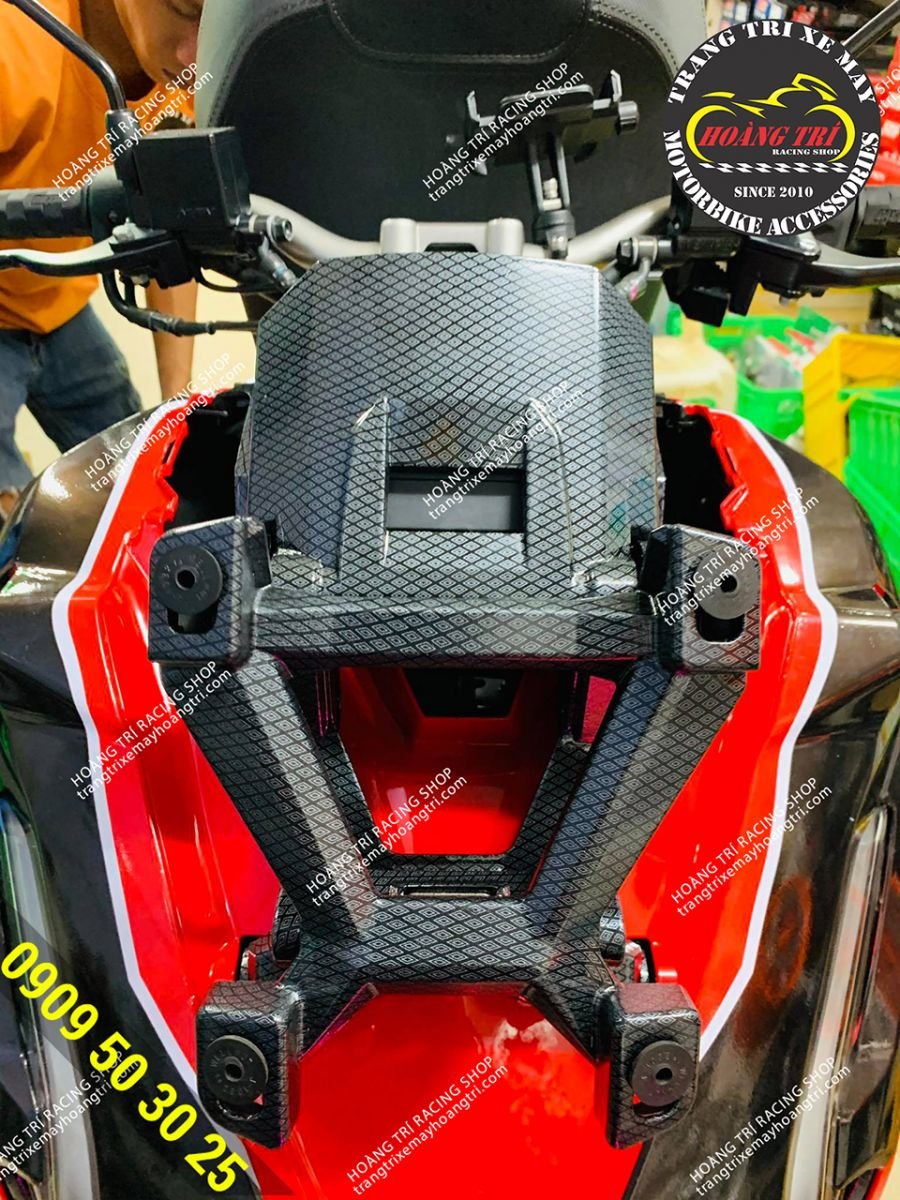 You are viewing the windshield mount on the ADV 150 after painting carbon diamond