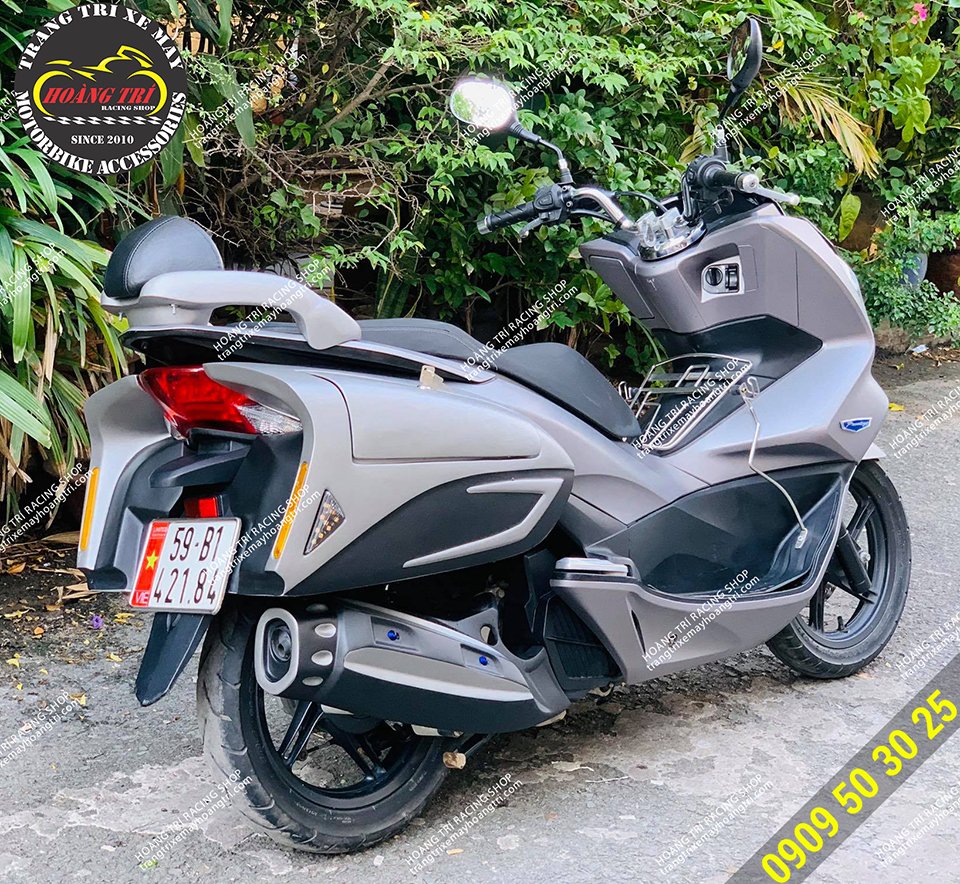 In addition, this PCX 2018 is also equipped with a duo of sideboxes and Indo backrests
