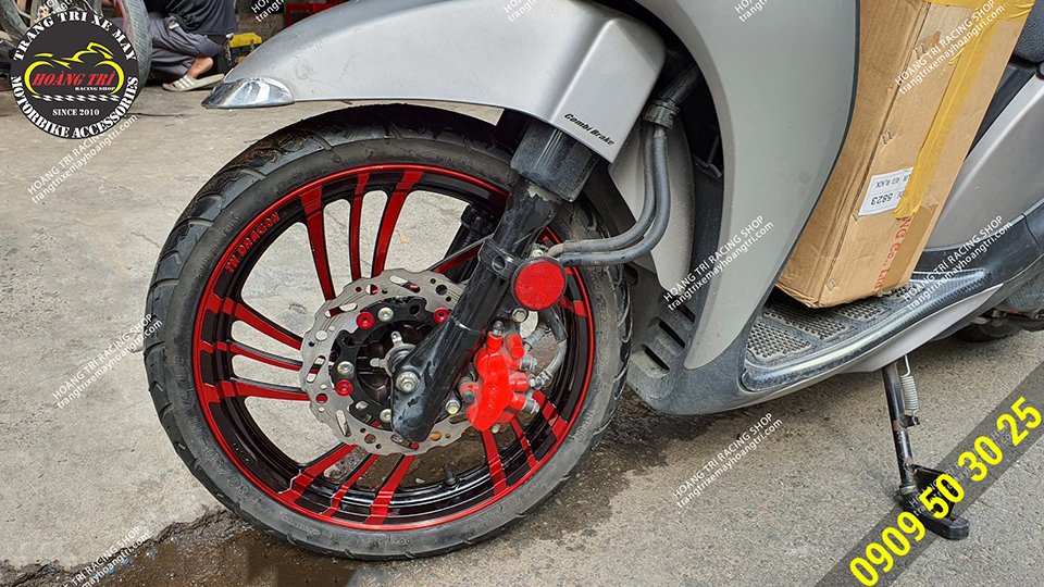 Cyclone Kuni wheels fitted with standard red SH Mode cars have been mounted on the car