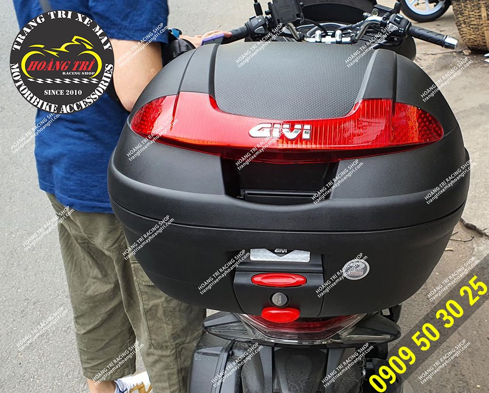 The givi box E340N has been installed on the car