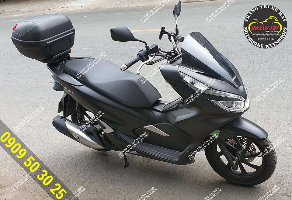 Overview of the PCX with the givi E340N box installed to change the style