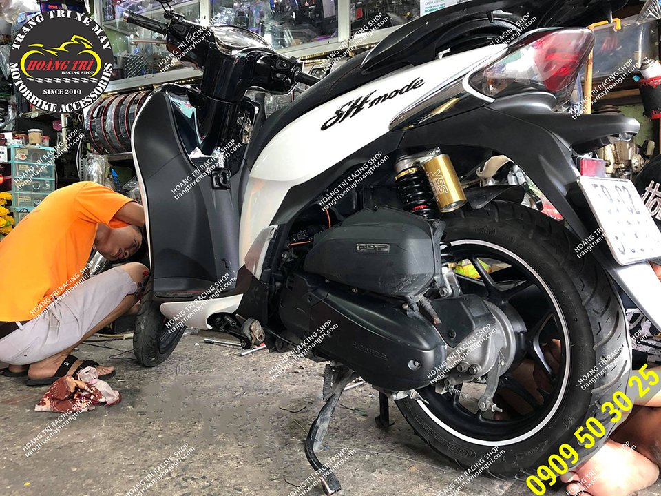 The staff is checking the overall car for the customer