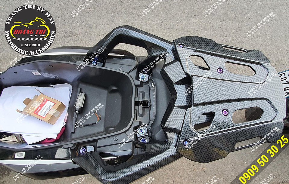 The product is equipped with an extended rear baga to attach the rear givi box