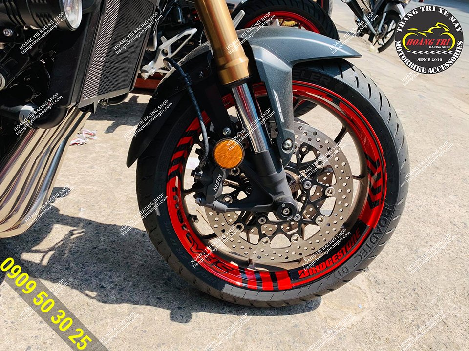 Góc cận cảnh mâm trước đã được dán decal phản quang bánh mâm trên xe CB650R