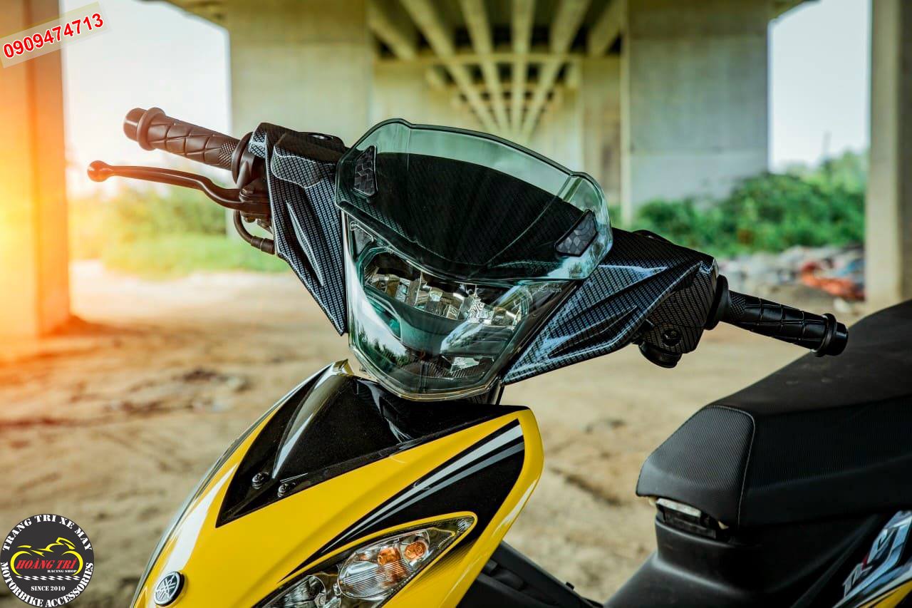 The carbon-textured head cover and transparent windscreen are the perfect combination with the 2-stage reflector