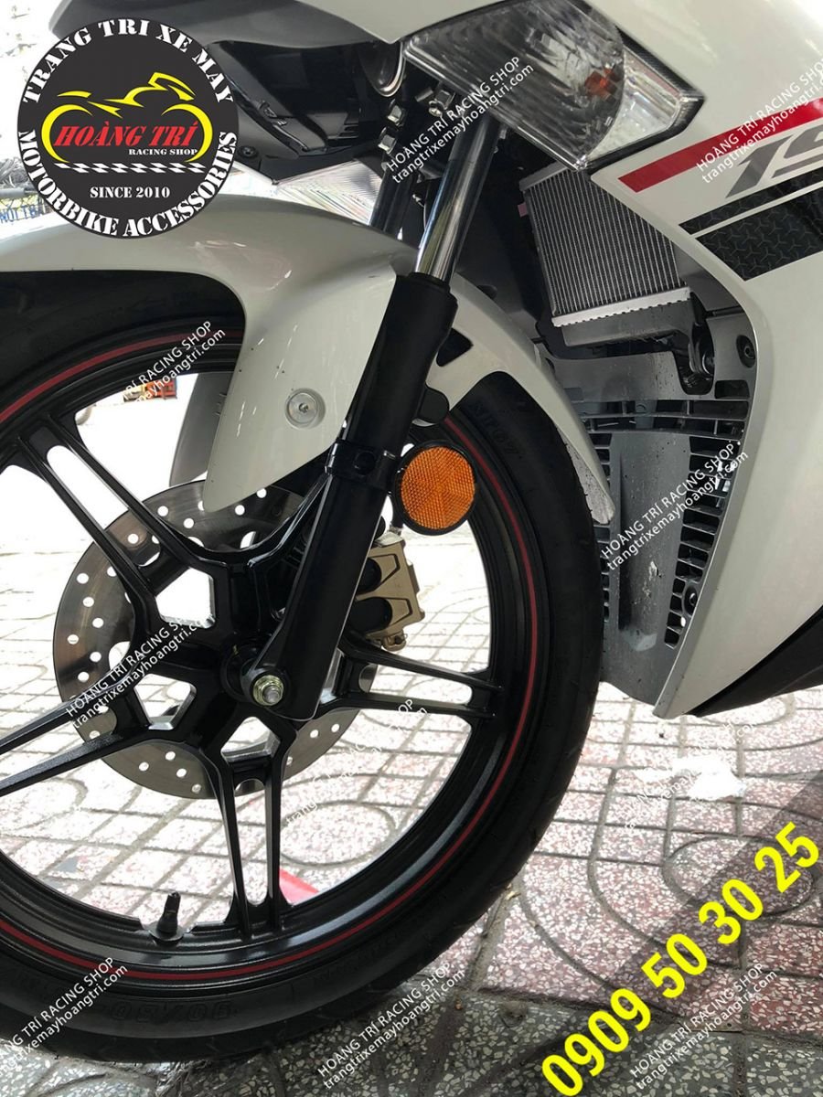 Exciter 155 equipped with cat eyes with front forks