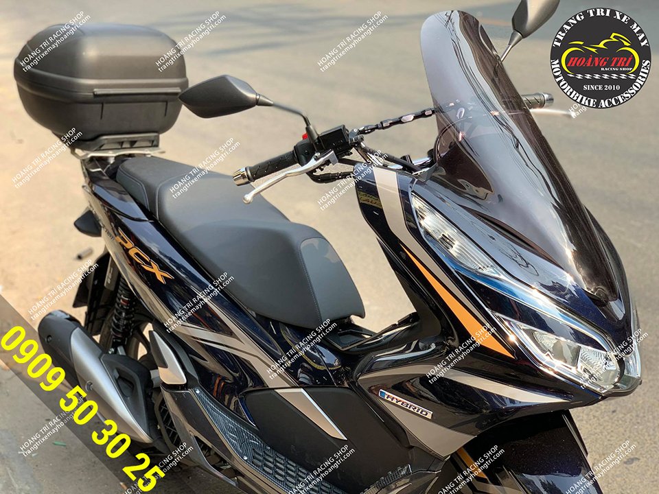 The PCX 2018 just visited the shop to install a standard HTR windshield