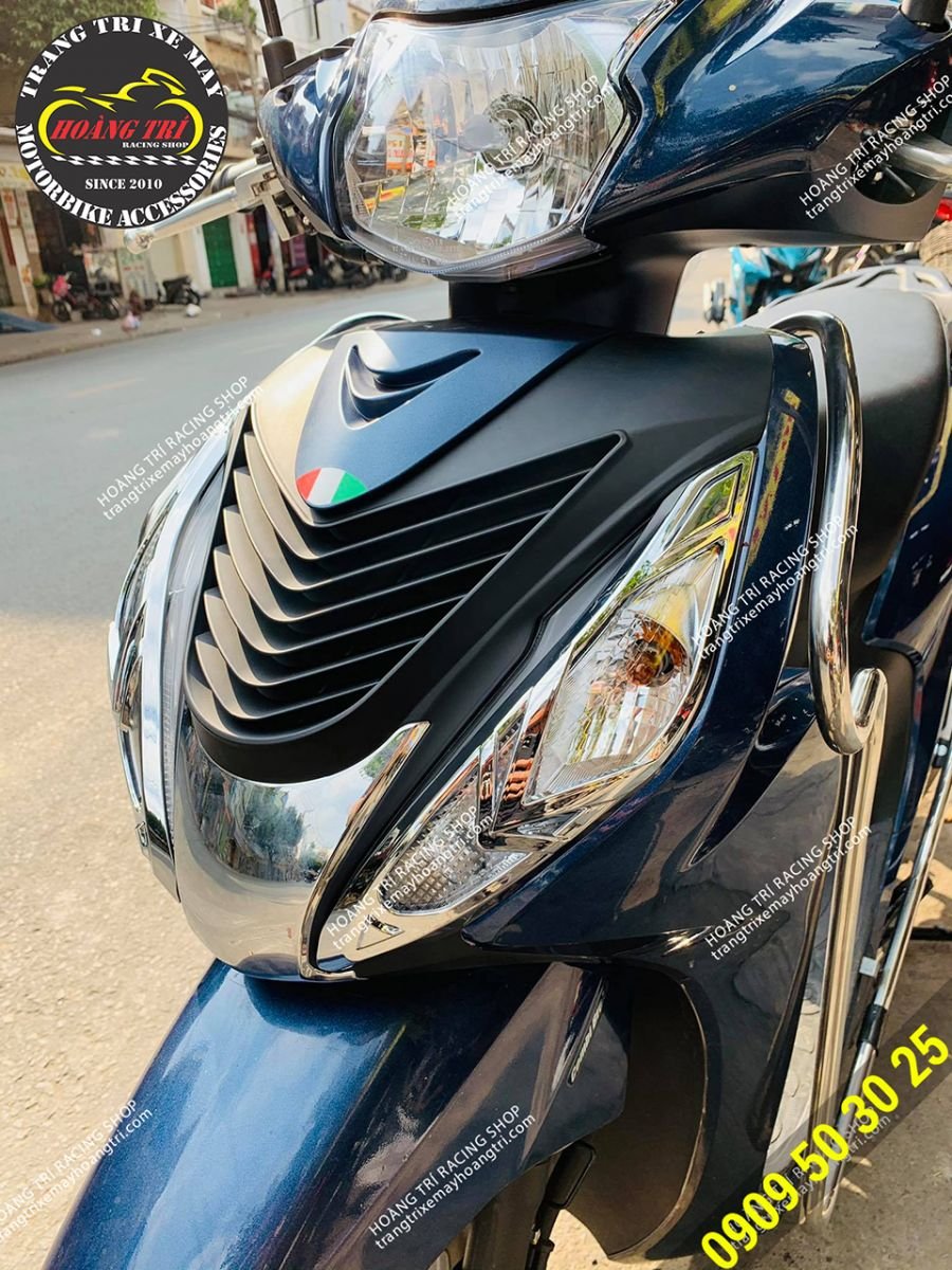 Chrome-plated Vision 2021 front turn signals have been equipped on the car