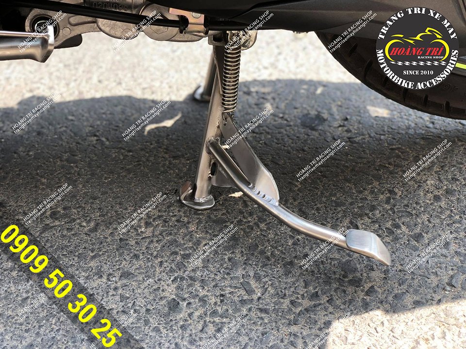 Chân chống đứng inox đã được trang bị trên xe Airblade 2020