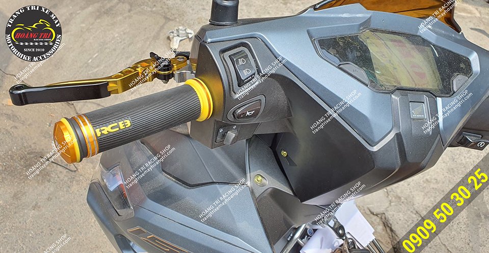 Bao tay Racing Boy AHG66 màu vàng trên Airblade 2020