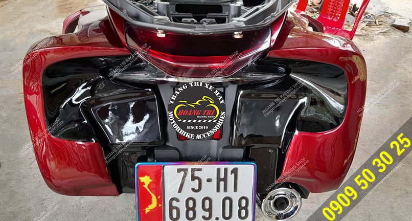 A customer in Hue placed an order at the shop and returned to install it on his own car