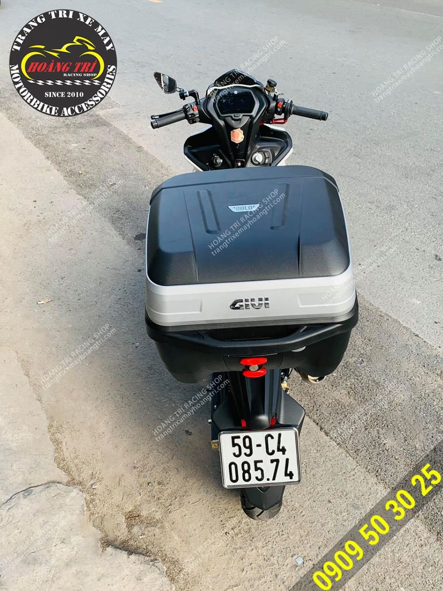 B32N givi box mounted on Exciter 155