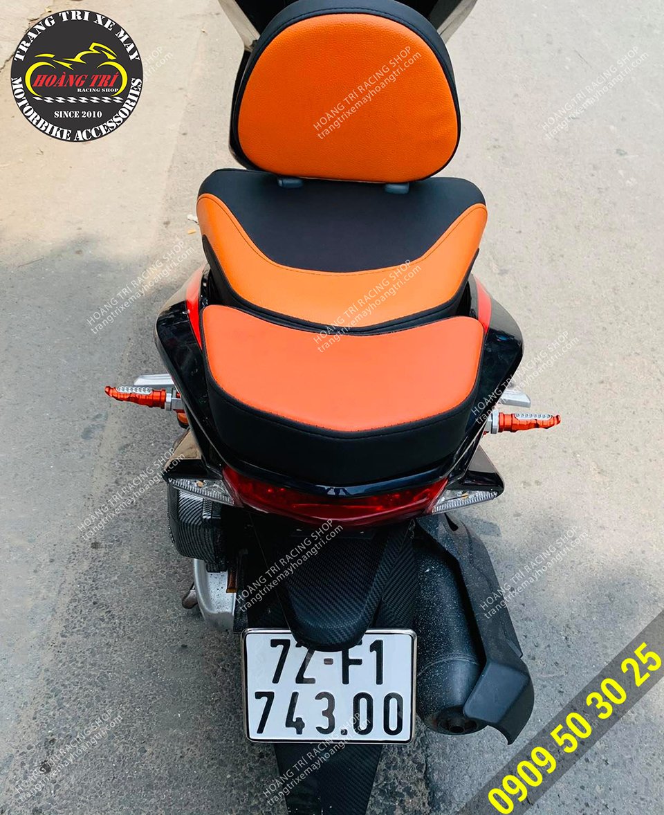 Chiếc PCX 2018 đã được trang bị gác chân phụ màu cam