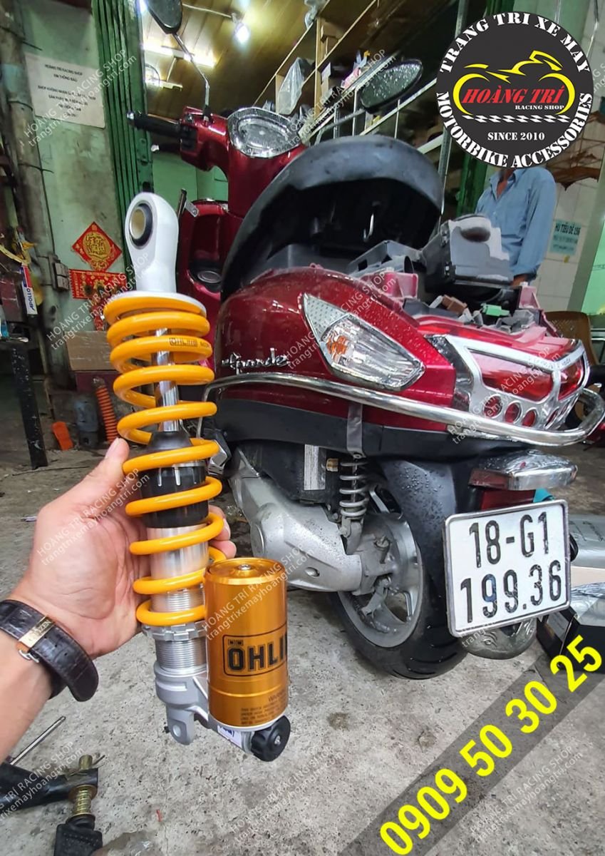 On the Ohlins fork with a unique color, lower oil tank