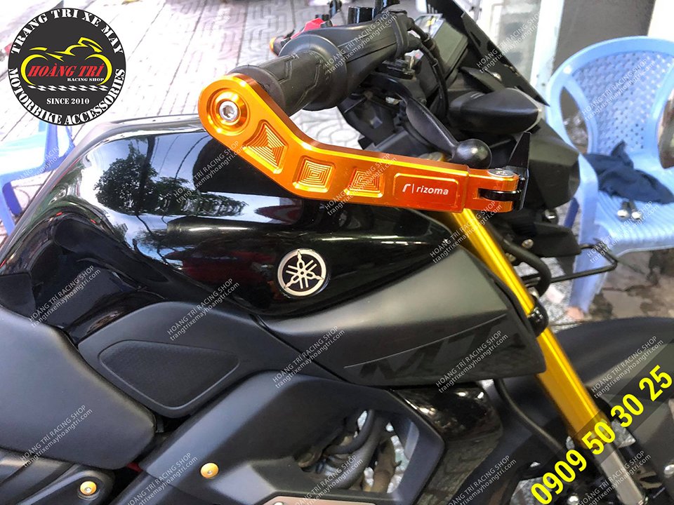 The Yamaha MT15 has been equipped with CNC aluminum RZ handlebar guards