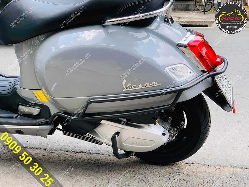 The Vespa GTS has been equipped with a powder-coated protective frame