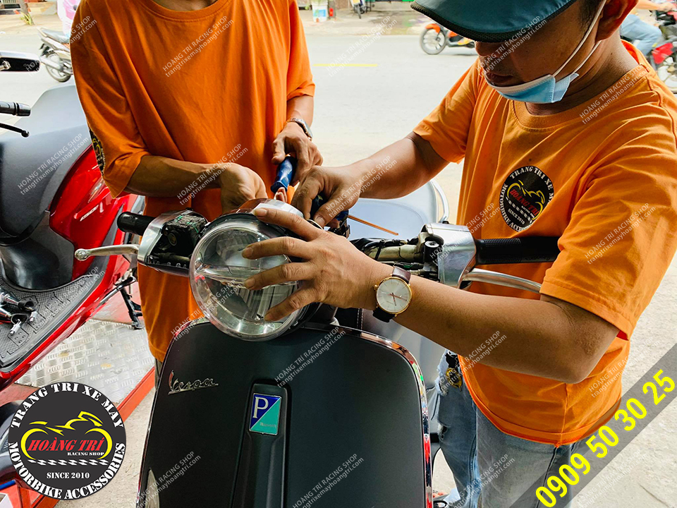 Installing screws on the car to fix the Primavera 2-stage headlights