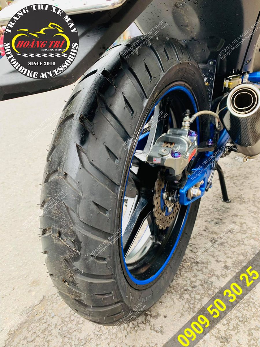 Close-up of Michelin Pilot Street 2 tires that have been fitted to Exciter 155