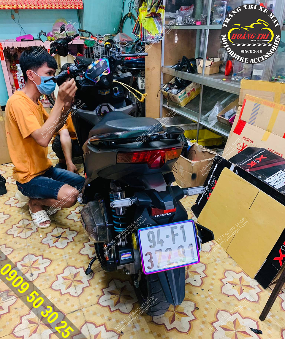 The staff is taking care of and equipping the Vario 2018 with cross-eye lights