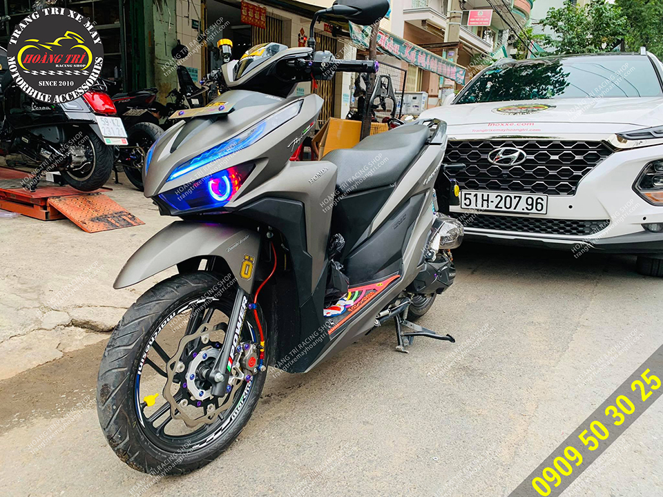 One side owl eye has been fitted with Vario 2018 (crossed eye)