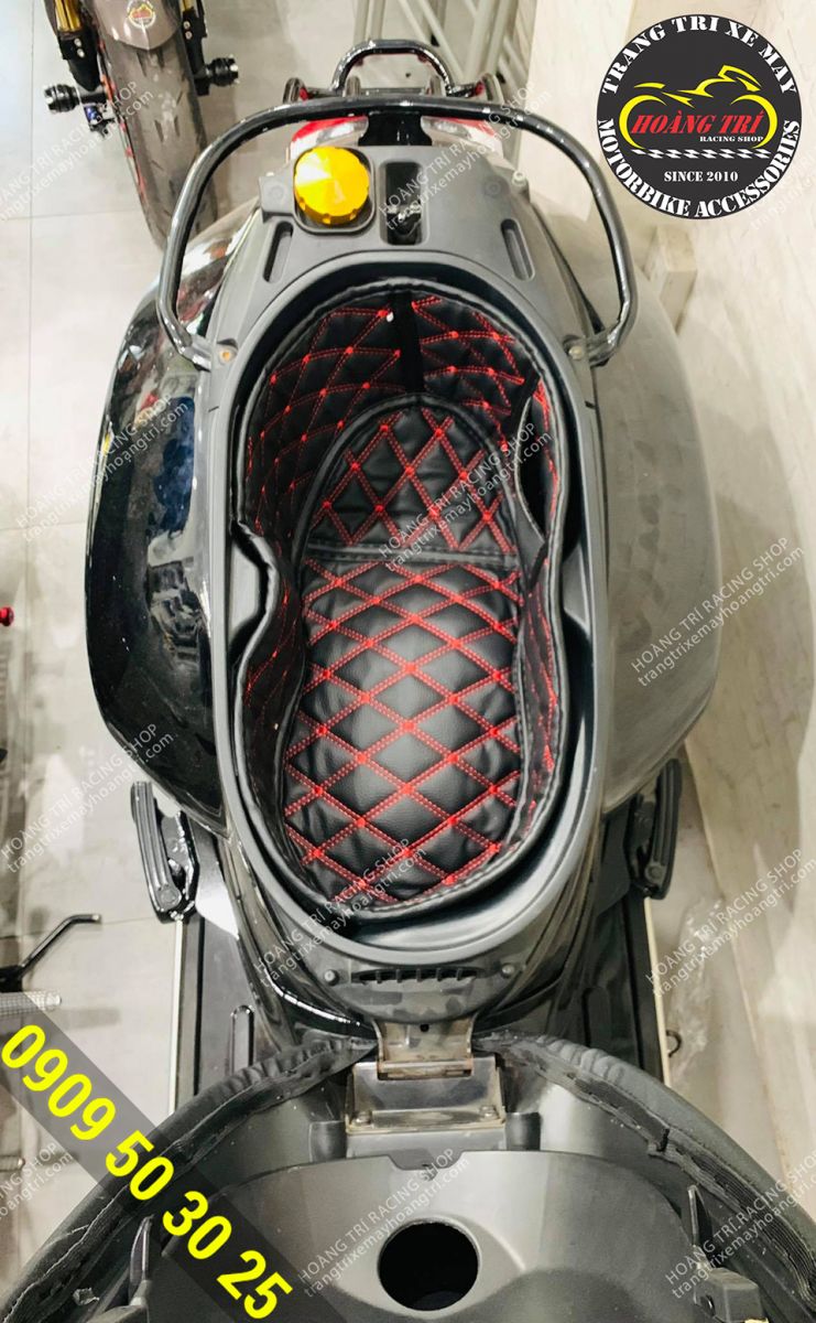 Hiện trạng bên trong của cốp xe Vespa GTS sau khi lót cốp