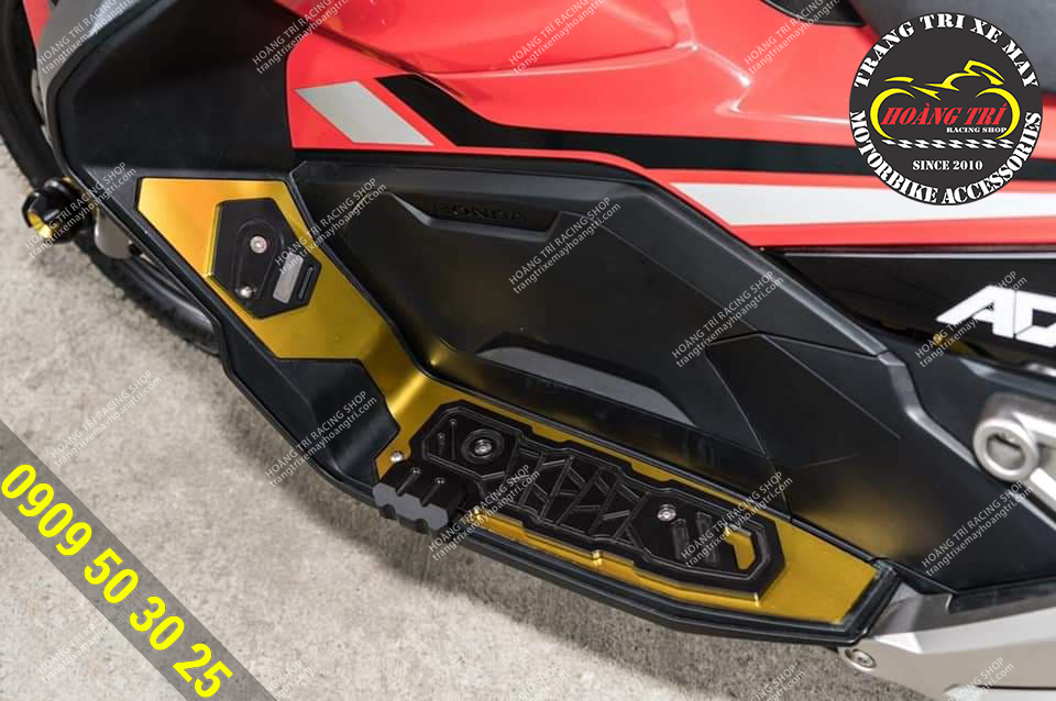 An ADV 150 with Revolution aluminum footrests in yellow