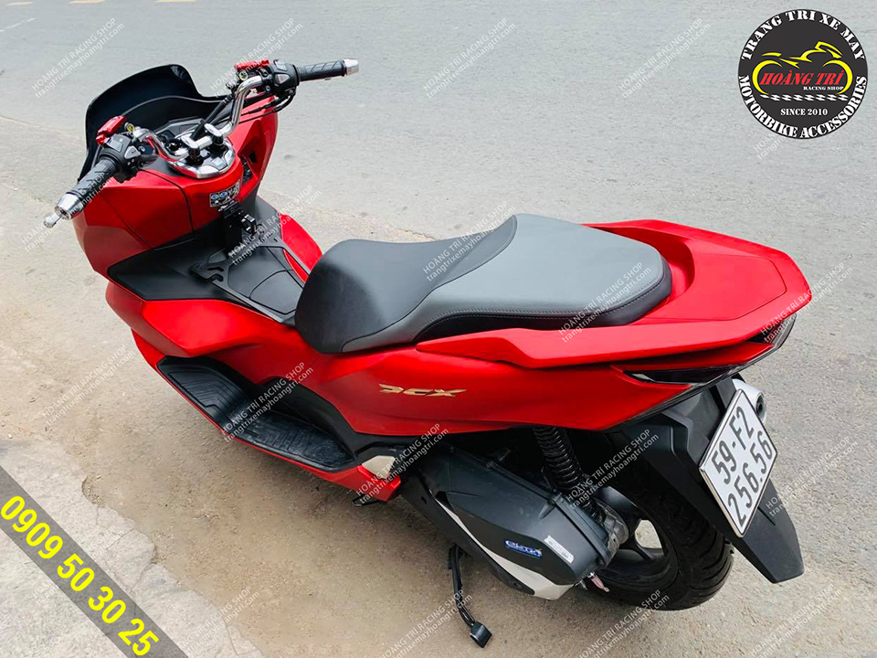 Beautiful PCX 160 with some accessories for the car