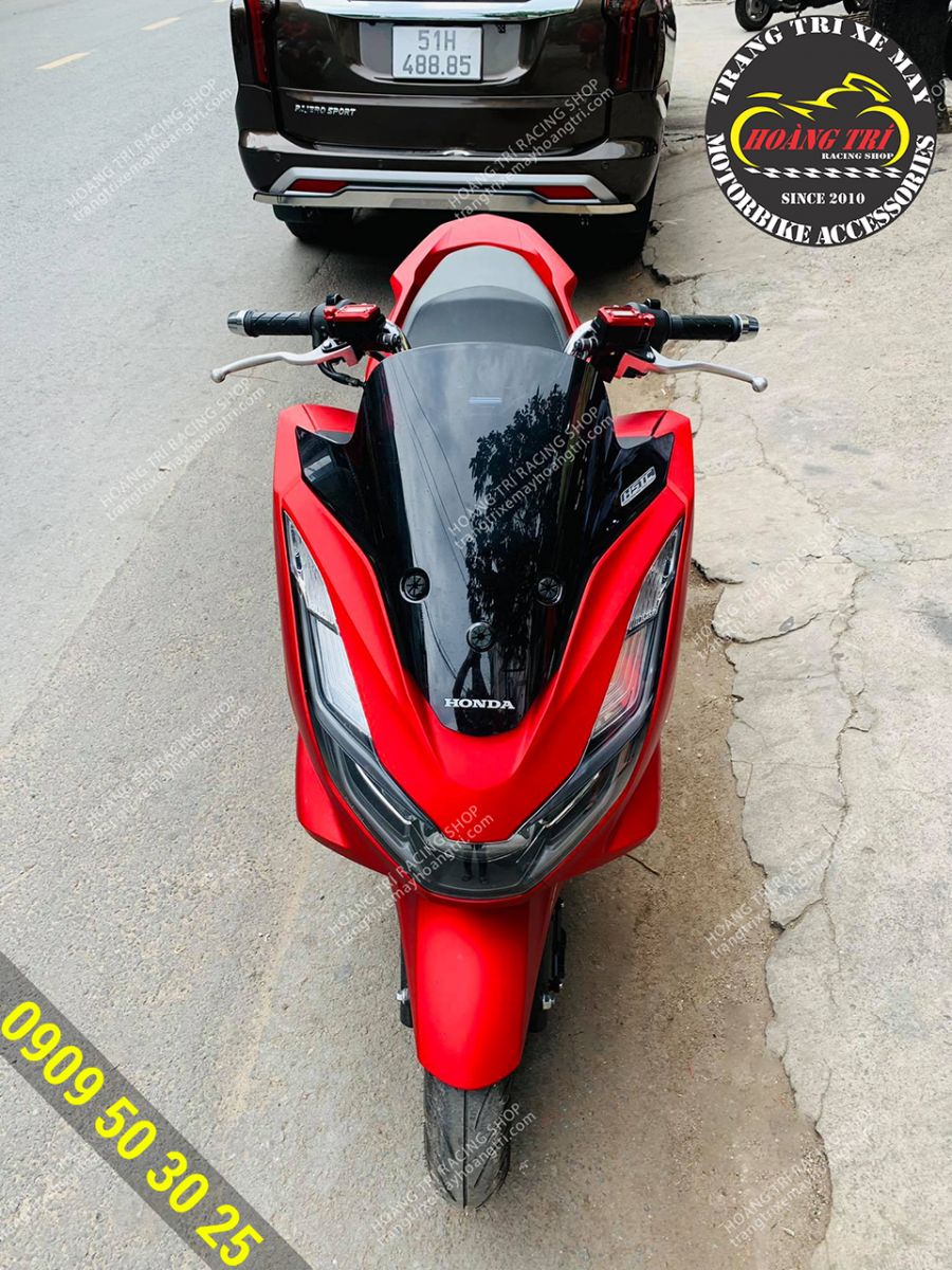 From a distance, the oil cap can still be seen clearly with the PCX 160 . mounting style