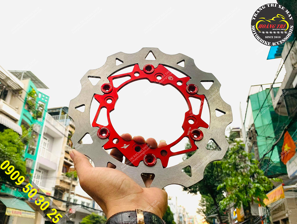 Red King Drag aluminum cage-style disc on hand