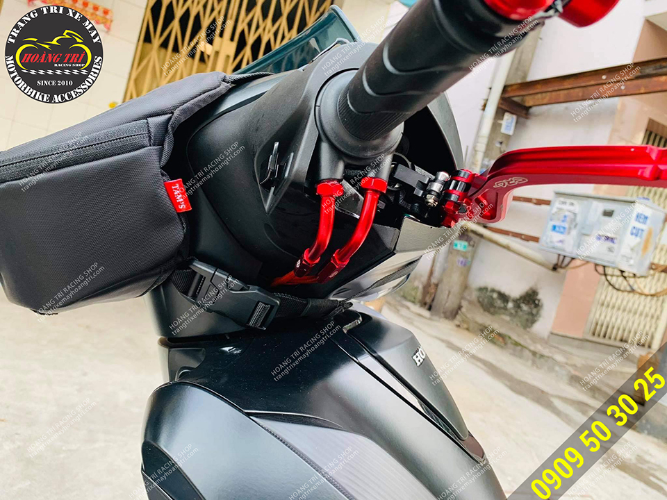 Close-up of the SH 2020 equipped with outstanding red aluminum gas pipes