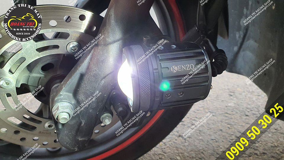 Cận cảnh đèn trợ sáng Kenzo CX60 lắp trên phuộc trước xe PCX 2018