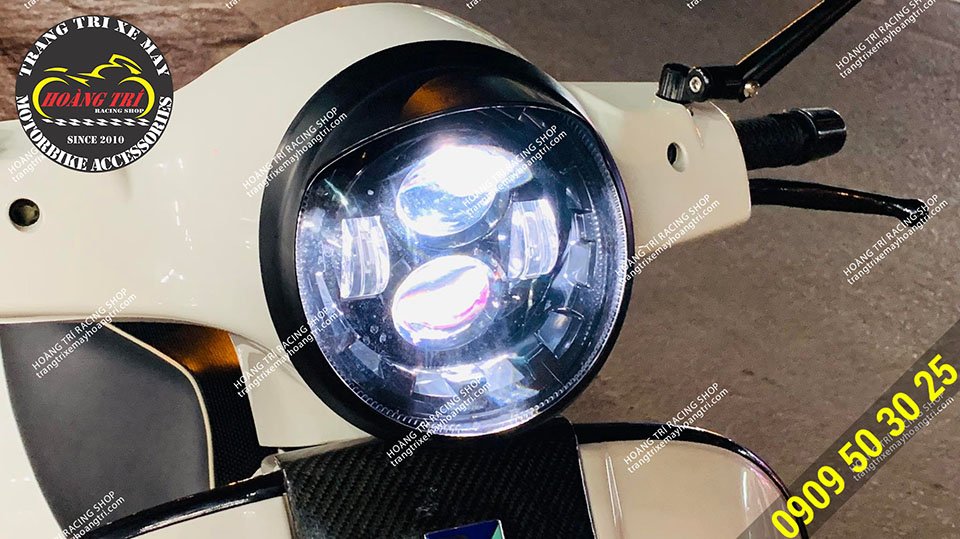 Cụm đèn pha bi cầu vừa gắn cho chiếc Vespa GTS màu trắng