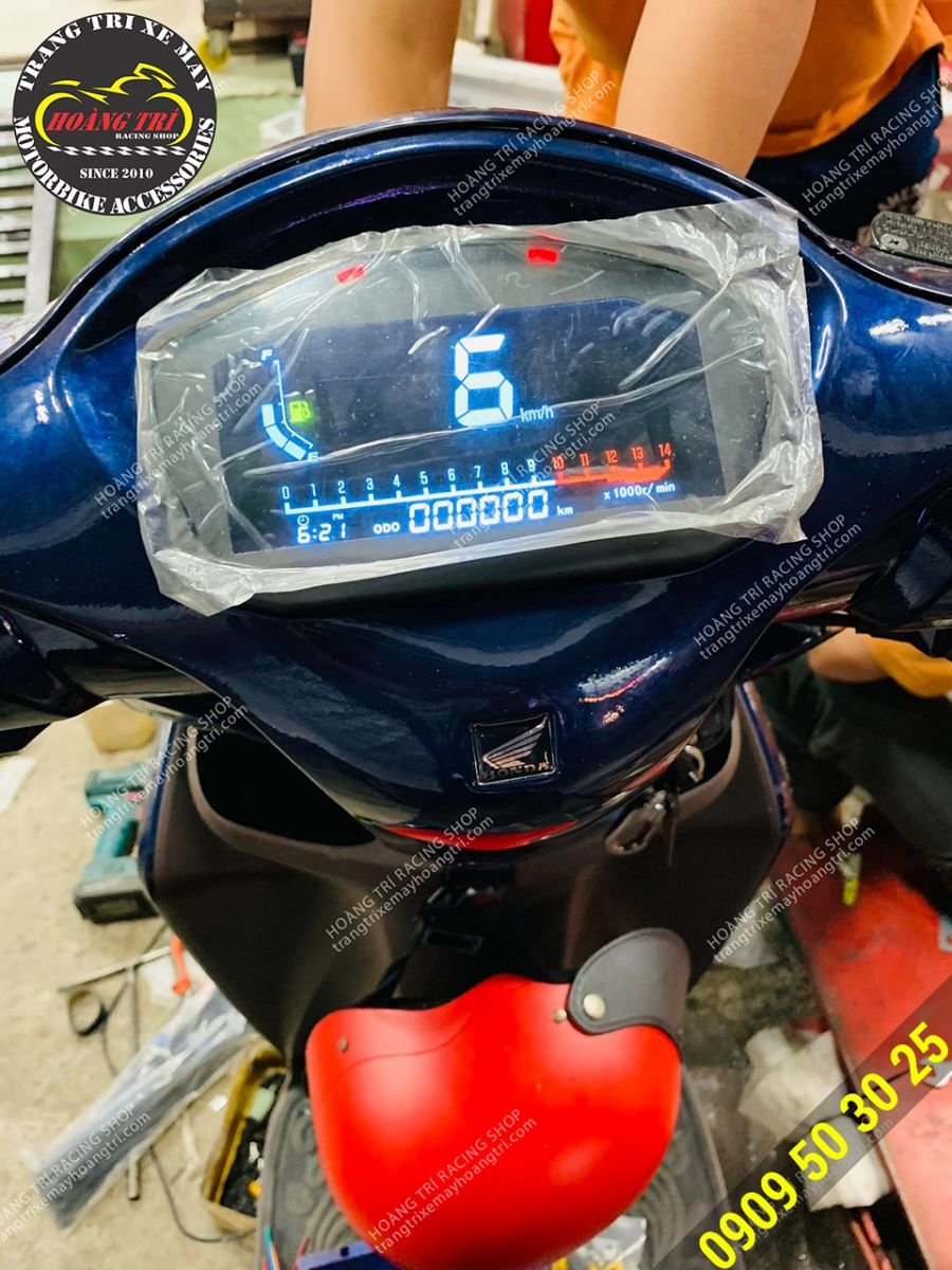 Trên hình là chiếc Vision màu xanh dương lên đồng hồ Ducati 