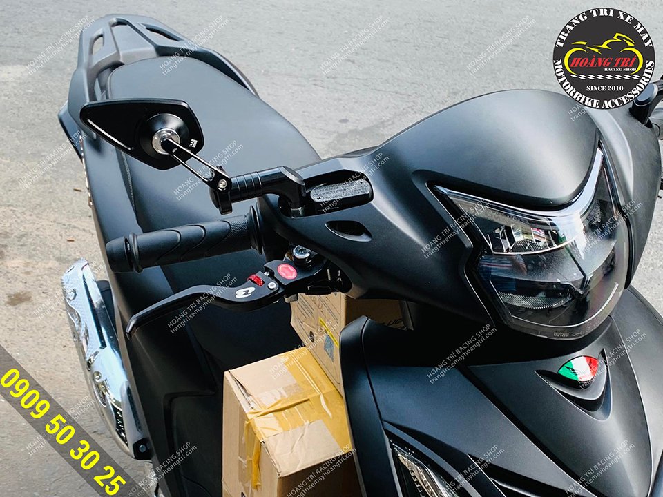 Kính hậu Motogadget X-MVR1 lắp trên Vision 2021 (phải)