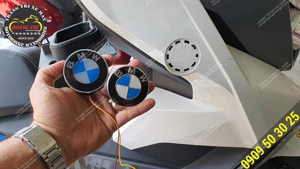 Trên tay cặp logo BMW được tháo ra để độ LED