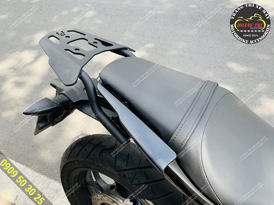 Baga sau F1 Yamaha MT15 có thể trang bị thêm thùng givi chính hãng phía sau