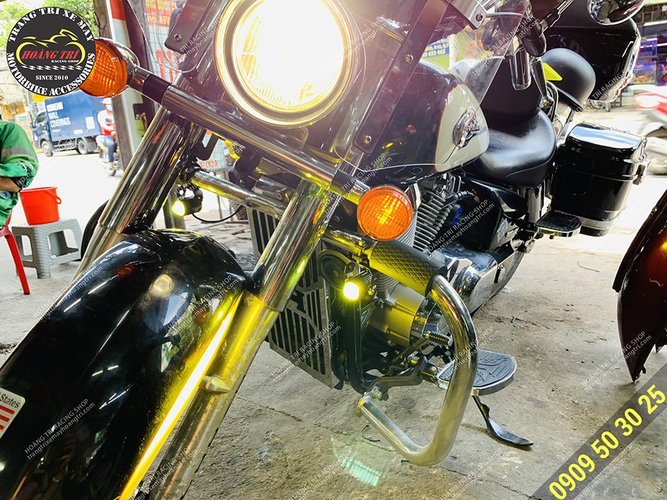 Cận cảnh chi tiết đèn màu vàng phá sương trên Shadow 750cc