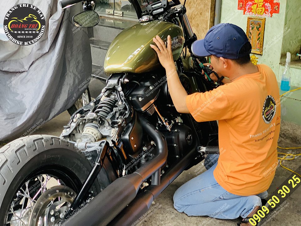 Nhân viên đang thi công dán keo xe Harley Davidson StreetBod