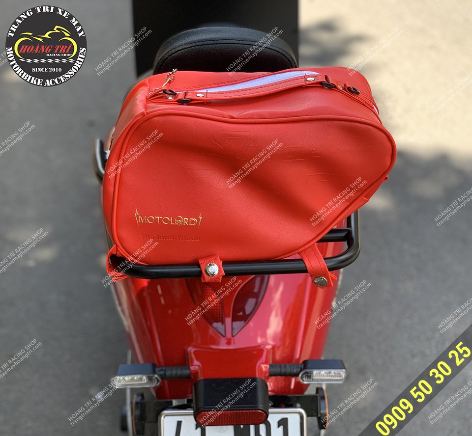 Túi đựng đồ Motolord màu đỏ trên xe máy điện Yadea M6i