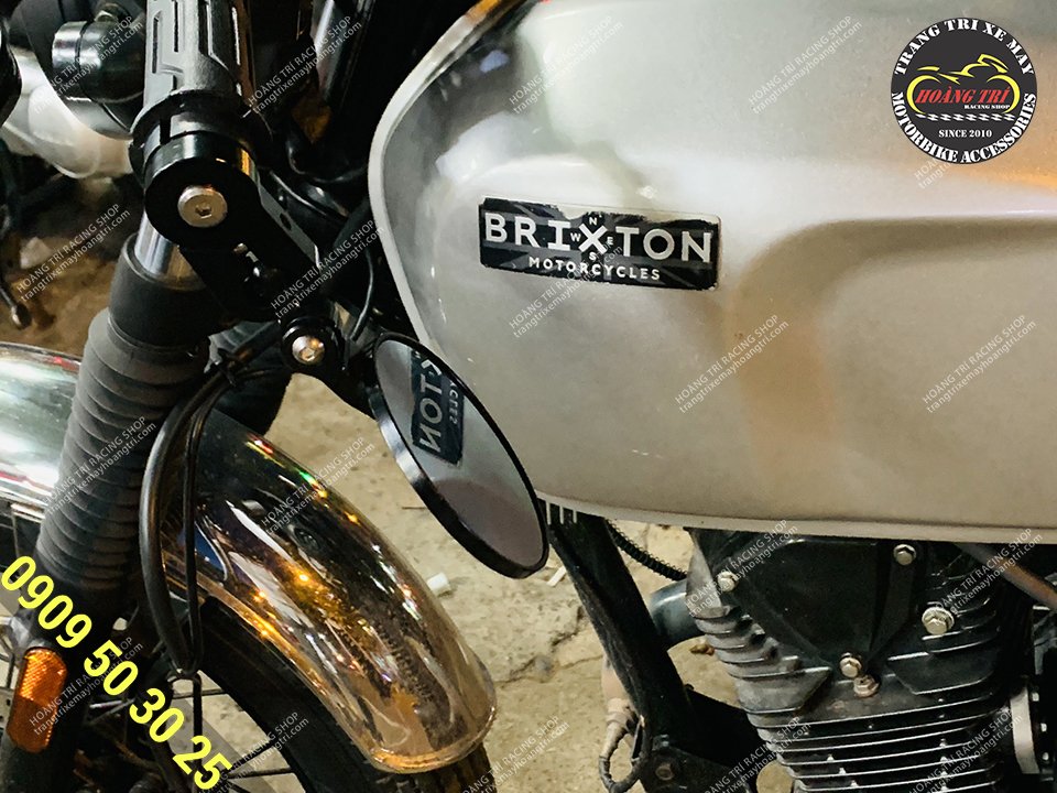 Trên hình là chiếc Brixton BX Cafe Racer với kính gù tròn