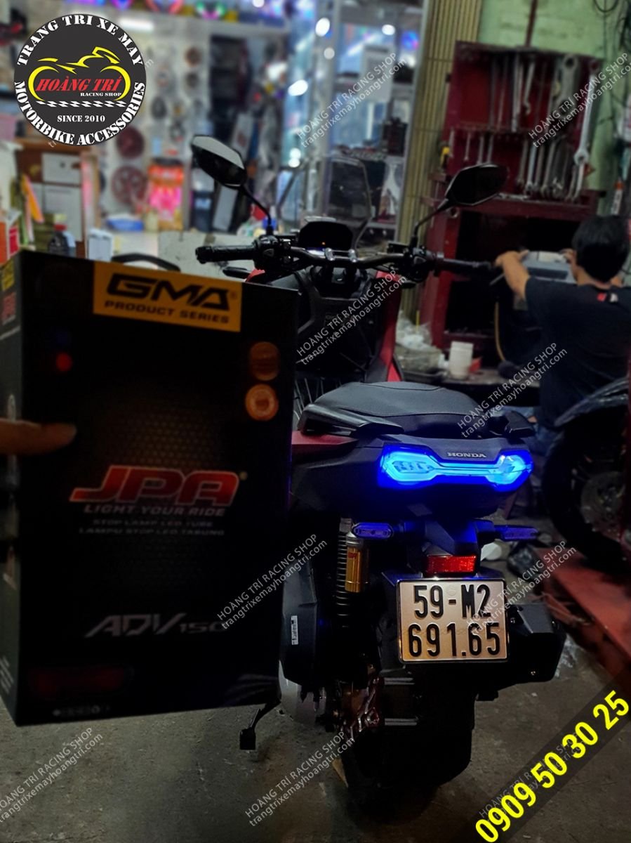 Chiếc ADV 160 ghé shop nâng cấp đèn hậu JPA
