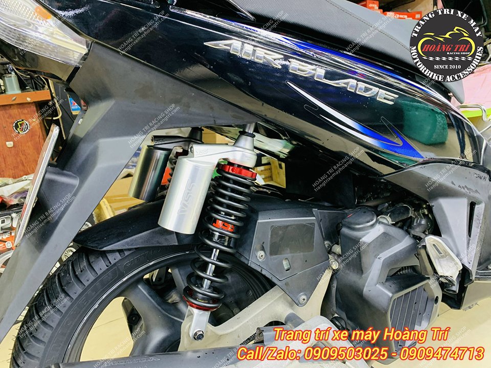 Màu sắc của phuộc nổi bật trên nền đen của xe Airblade 2014