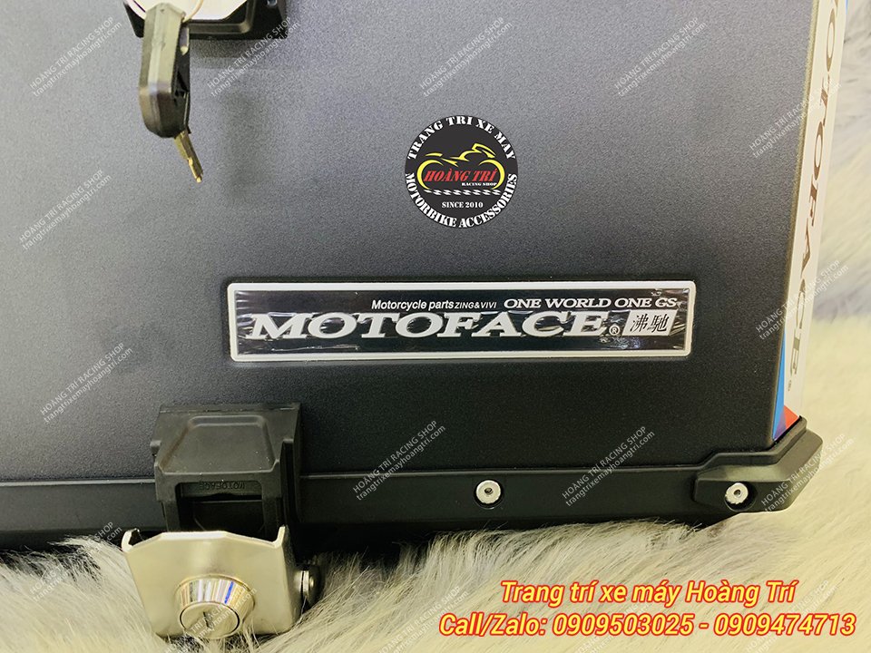 Tem logo MotoFace được dán góc phải của thùng