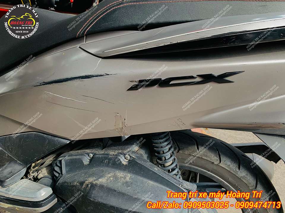 Cận cảnh sườn trái của xe PCX 2014 với nhiều vệt sọc trầy