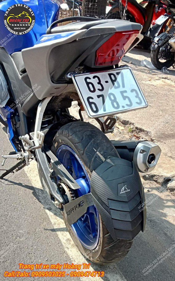 Trên hình là chiếc Yamaha R15 V3 được trang bị pát biển số phong cách Moto
